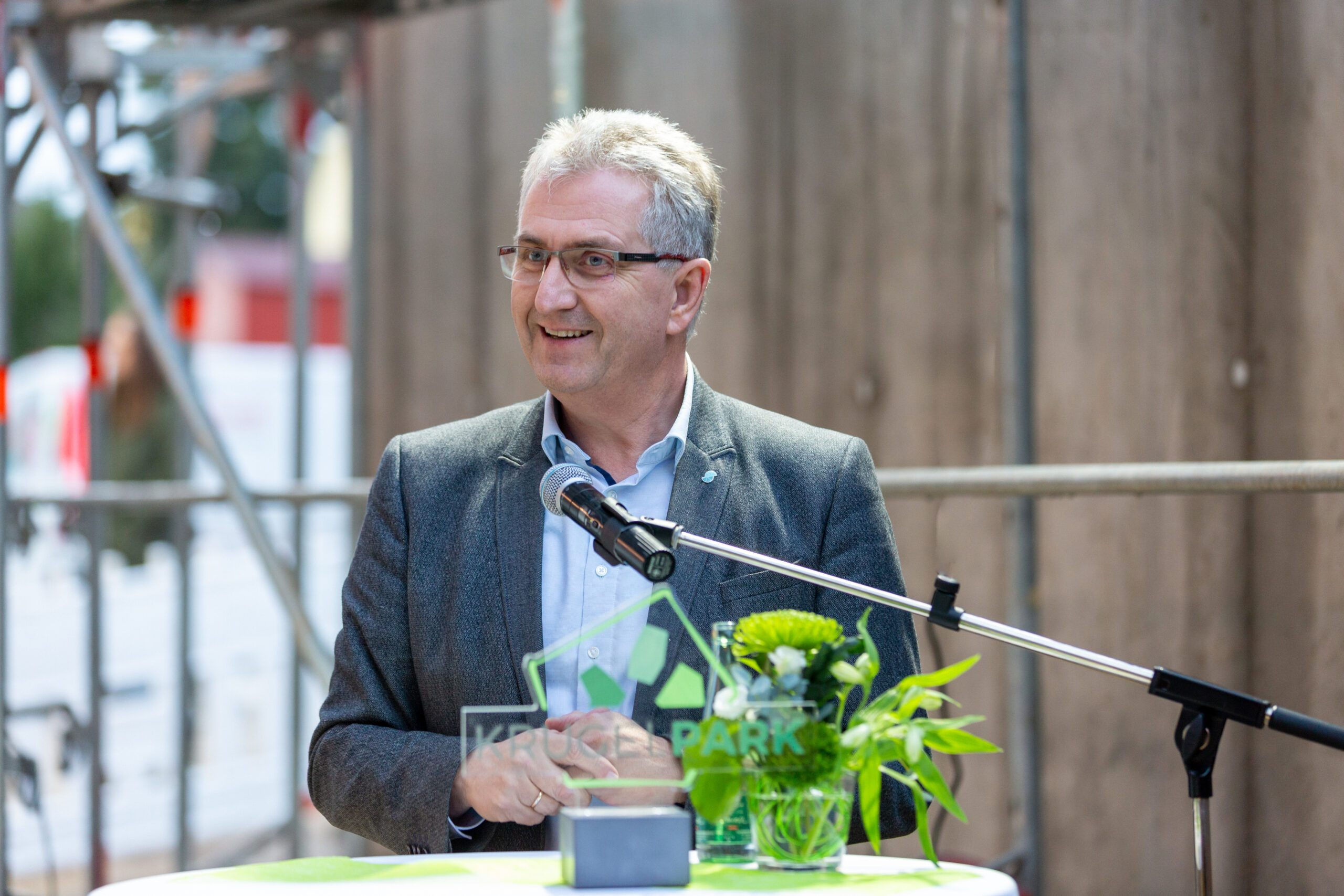 Bürgermeister Kurt Krömer bei seiner Rede zur Eröffnung der Musterwohnung im Krügelpark