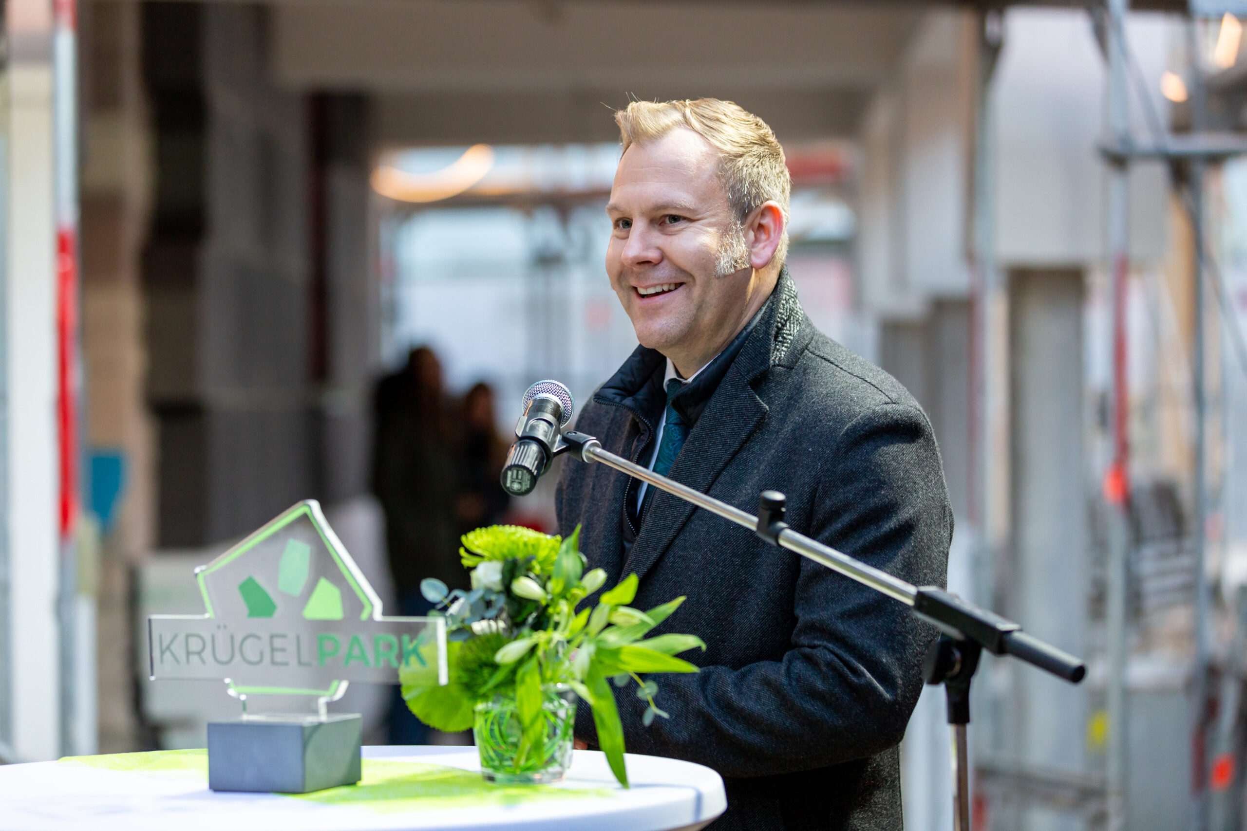 Vorstand Frank Weber bei seiner Rede zur Eröffnung der Musterwohnung im Krügelpark