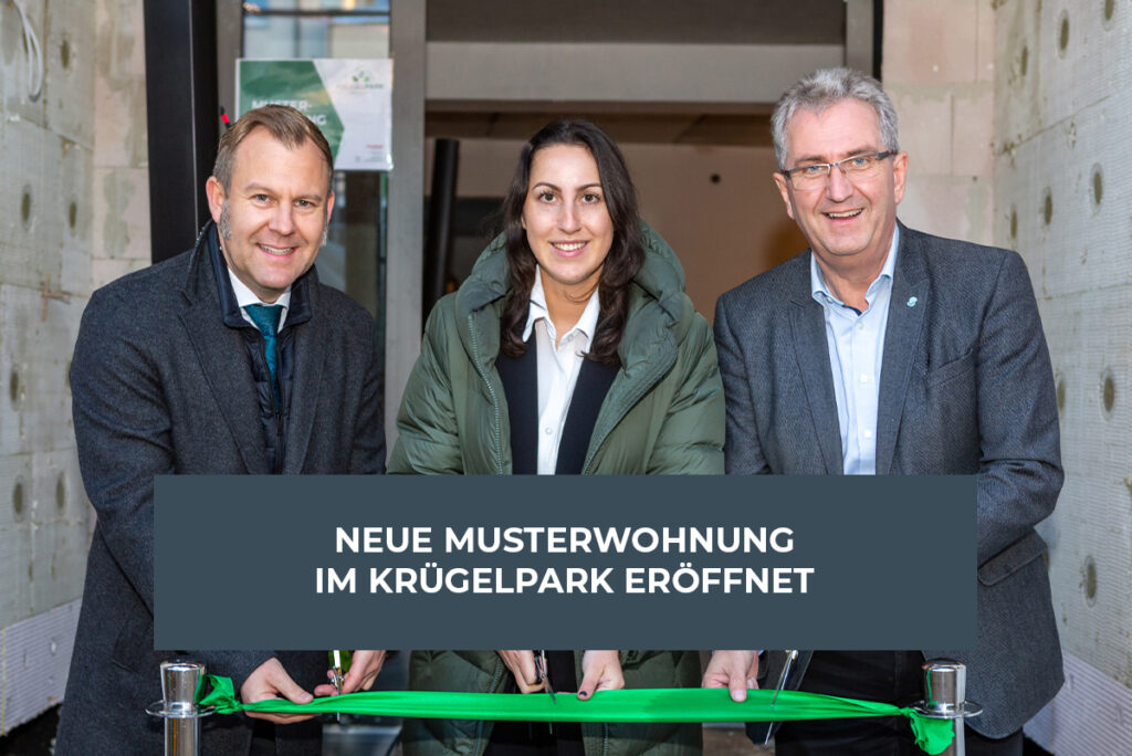 Frank Weber, Bettina Krodel und Bürgermeister Kurt Krömer eröffnen die Musterwohnung im Krügelpark